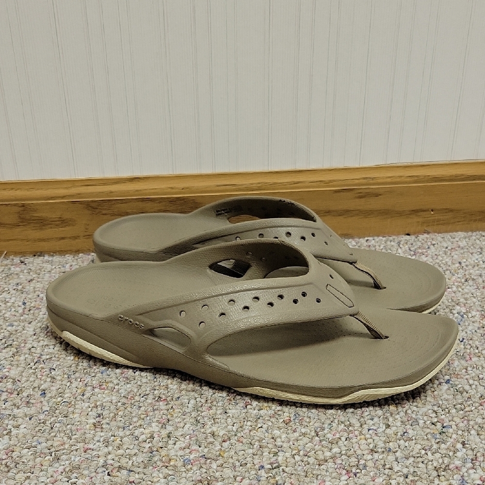 CROCS Men's Beige Swiftwater Flip-Flops Sz 10. Spring Break Coastal Beach Swim